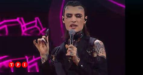 Sanremo 2023 Rosa Chemical Sfoggia Un Sex Toy Sul Palco Dell Ariston