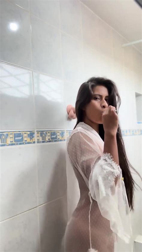 Latina Preparandose Para Su Dia