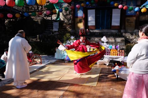 Từ phim hot Exhuma tìm hiểu về nghề pháp sư ở Hàn Quốc Số lượng lên đến trăm ngàn người tổng