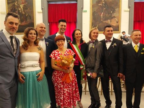 Unioni Civili Le Prime Coppie Gay E Etero Registrate A Roma