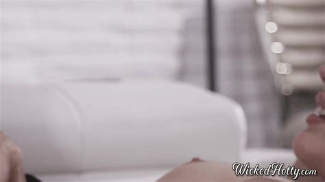 Teen Hottie Gets Pussy Eaten