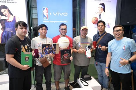 Nba Legend Richard Hamilton Visits Vivo Concept Store At Sm Moa