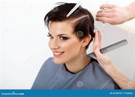 Friseur Der Frisur Tut Brunette Mit Dem Kurzen Haar In Haar Sa Stockbild Bild Von Schere