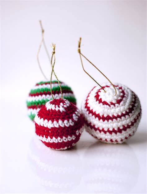 Sofia Sobeide: Crocheted Christmas Ornaments Baubles - Free pattern