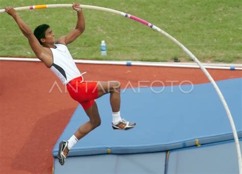atletik lompat galah antara foto
