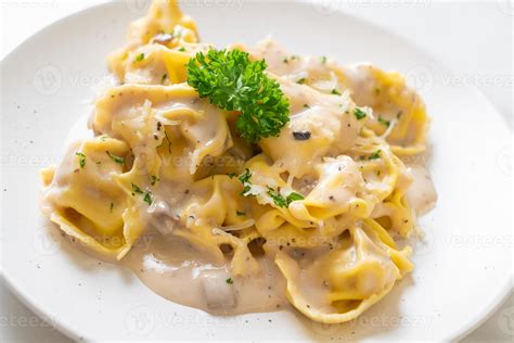 Pasta Tortellini Con Salsa De Crema De Champi Ones Y Queso Estilo De