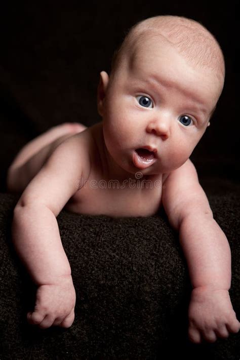 Naakte Babe Op Een Zwarte Achtergrond Stock Foto Image Of Achtergrond Kind 17792456