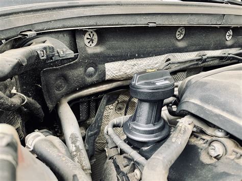 Крышка и патрубок маслозаливной горловины. Замена масла. — Skoda ...