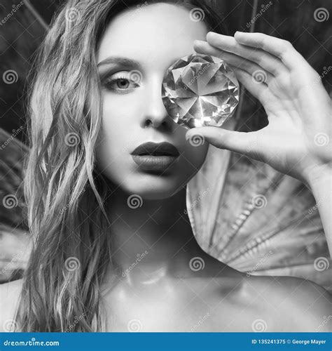 Jong Mooi Blonde Met Grote Diamant Stock Afbeelding Image Of Persoon