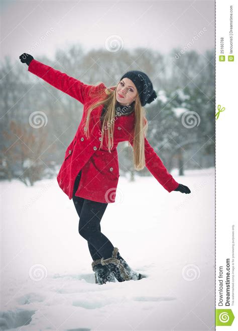 Het Meisje Van De Blonde Met Rode Laag In De Wintersneeuw Stock Foto Image Of Mooi Schoonheid