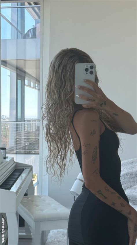 Nessa Barrett Moonologues Nessabarrett Nude OnlyFans Leaks The Fappening Photo