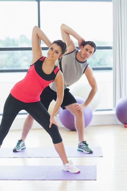 Dos Personas Haciendo Ejercicios De Fitness De Poder En La Clase De