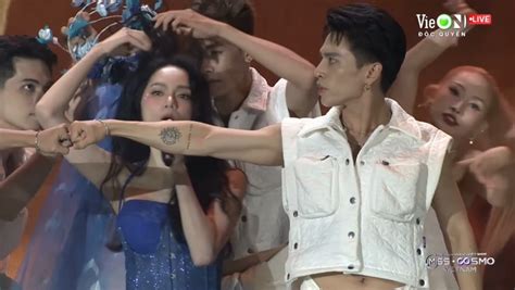 Chung kết Miss Cosmo Vietnam Hương Giang vướng cài tóc thí sinh té sấp mặt diễn bikini Tuổi