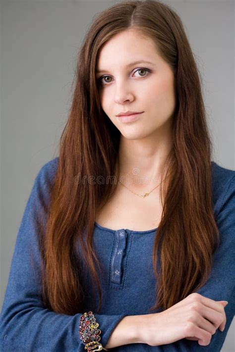 Schöner junger Brunette stockbild Bild von porträt