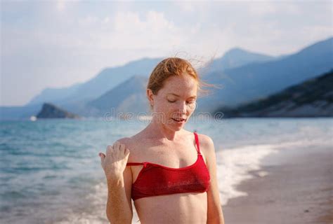 Gingembre Femme En Bikini Rouge Sur La Plage Tropicale Image stock Image du détente visage