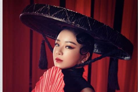 Hot girl ngủ gật gây tranh cãi vì mặc áo dài không mặc quần Báo Tri thức Cuộc sống