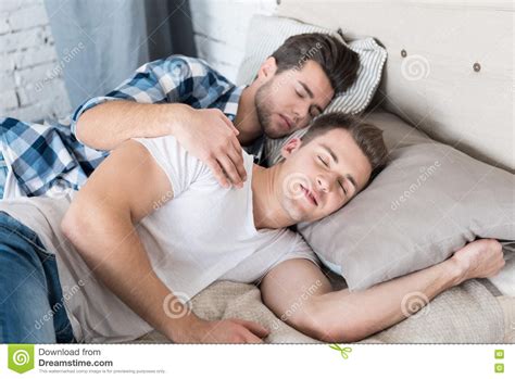 Pares Gay Lindos Que Duermen Junto En Cama Imagen De Archivo Imagen De Regocijado Alegre