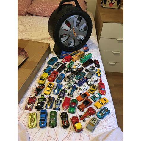 Maleta Hot Wheels Expositor Guarda Mais De Carrinhos E Lote Miniaturas Hot Wheels E Outras