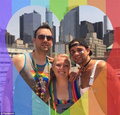 Coppia Gay Si Fidanza Con Una Donna Presto Un Figlio Spyit