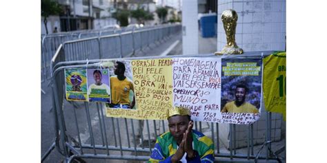 Brésil Début de la veillée funèbre en hommage au roi Pelé