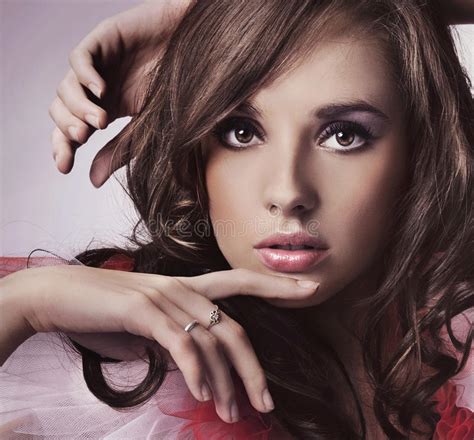 Brunette Joven Foto De Archivo Imagen De Figura Persona 16085098