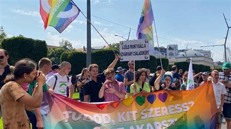 Gay Pride à Budapest des milliers de Hongrois contre la loi anti LGBT rtbf be