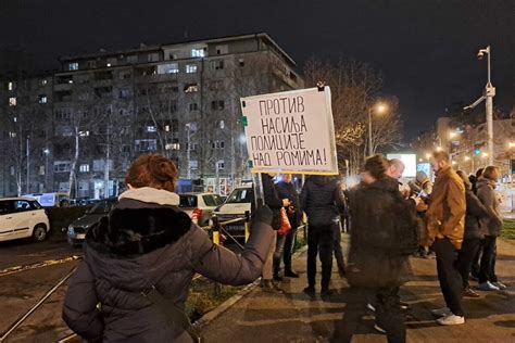 Protest Ispred Policijske Uprave Za Beograd Zbog Racije U Romskom Naselju