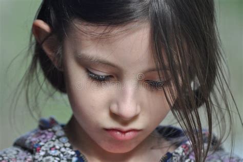Portret Van Een Tiener Brunette Met Lang Haar Stock Afbeelding Image Of Beeld Portret