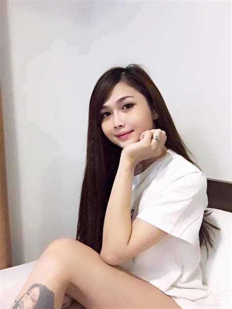 Danh tính bất ngờ của hot girl cởi hết áo ăn mừng chiến thắng lịch sử của U Việt Nam Sao thể