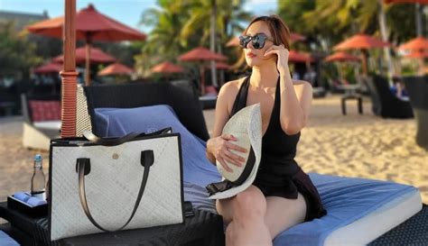 8 OOTD Ke Pantai Ala Aura Kasih Stylish Pakai Bikini Hingga Dress