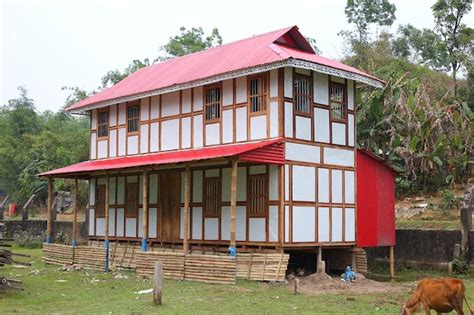 Una Casa Roja Y Blanca Con Techo Rojo Y Techo Rojo Foto Premium