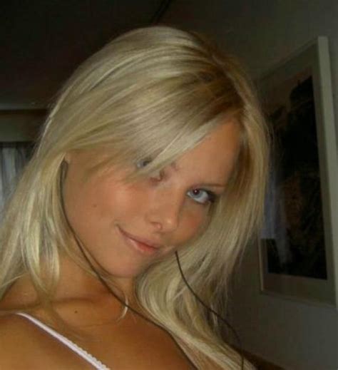 ChaudasseBlondinette Couple Bourgogne Chaudasse blonde à la recherche dun bon plan cul