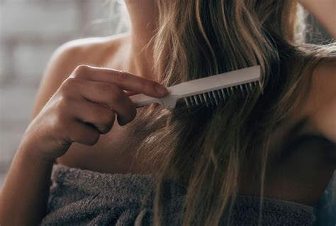 Voici L Une Des Astuces Les Plus Simples Pour Nettoyer Sa Brosse Cheveux