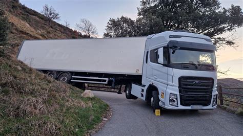 La Strada Del Fasce Liberata Dal Camion Incastrato Solo Alle 11 45 Un