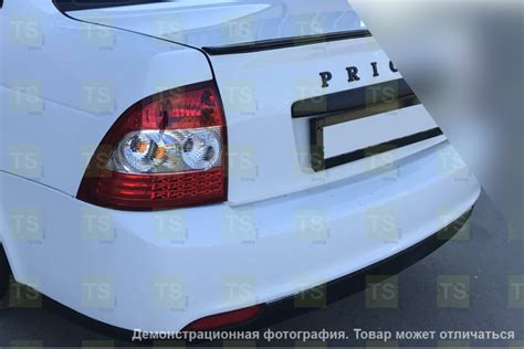 Надпись-шильдик PRIORA большими раздельными черными буквами на багажник ...