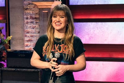 Kelly Clarkson Rocks a Honey Blonde Bob in 2006 (PICS) | NBC Insider