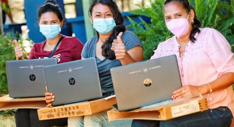 Gobierno Entrega Computadoras A Estudiantes Del Instituto Nacional De