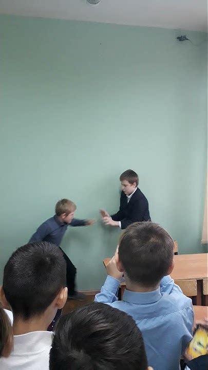 2 ЖЕСТКИХ ШКОЛЬНИКА БОРЯТСЯ В ШКОЛЕ! ЖЕСТКИЙ КЕКС!) - YouTube