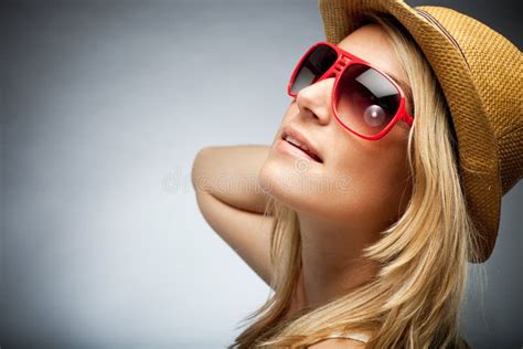 Femme Blonde Bronzée Dans Le Bikini En Mer Image stock Image du beauté vacances