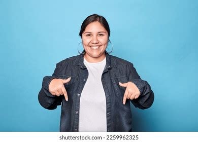 722 imágenes de Curvy latina Imágenes fotos y vectores de stock Shutterstock