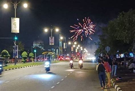 Ambang Tahun Baharu Polis Tahan Remaja Lumba Haram Bakar Mercun Di