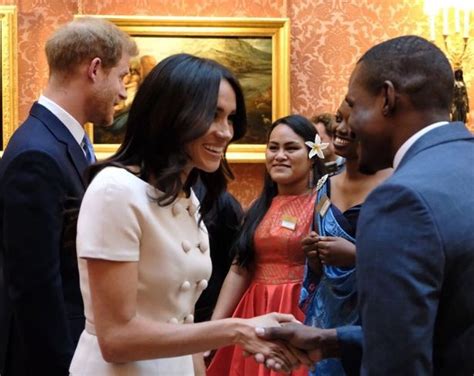 Vẫn là váy nude vẫn là khuy tròn bản to nhưng lần này Meghan Markle đã không còn phá luật nữa