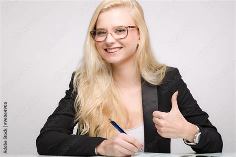Junge H Bsche Blonde Frau Mit Brille Zeigt Daumen Hoch Am Schreibtisch Stock Photo Adobe Stock
