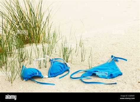 Fkk Strand Bikini Badeanzug Auf Sand Am Strand Stockfotografie Alamy