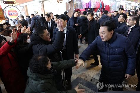 윤석열 대통령 의정부 제일시장 방문 연합뉴스