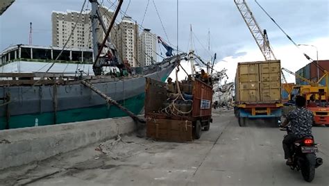 Kapal Kapal Pelra Dan Truk Truk Sibuk Bongkar Muat Di Pelabuhan Sunda