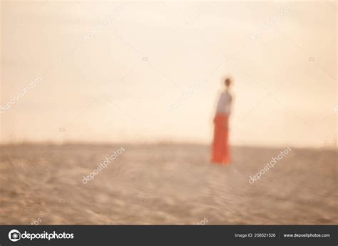 Girl Mirage Focus Desert Heat Sun — Stock Photo © Smeilov 208521526