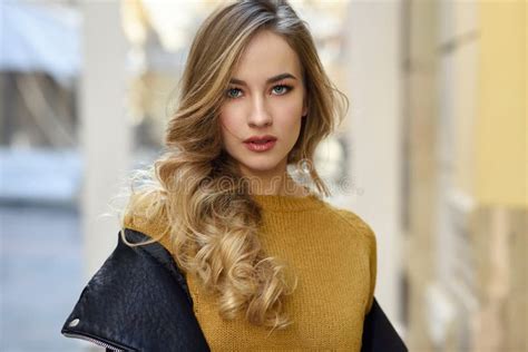 Mooie Blonde Russische Vrouw Op Stedelijke Achtergrond Stock Foto Image Of Buiten Haarstijl