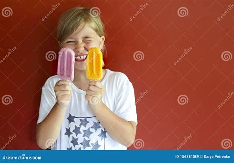 Petite Fille Blonde Mangeant De La Glace Image Stock Image Du Personne Positif