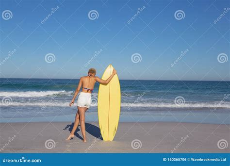 Mujer En La Situación Del Bikini Con La Tabla Hawaiana En La Playa En